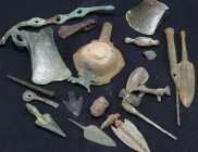 Périodes diveres - Lot d'objets en bronze
Très intéressant lot d'objets en bronze composé de fragments de hâches celtiques, de quatre pointes de flèc...