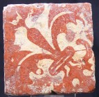 Médiéval - Carreau en terre cuite - 1300 / 1500 ap. J.-C.
Grand carreau en terre cuite à engobe rouge avec une fleur de lys peinte en blanc. 100 * 10...