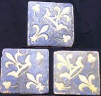 Médiéval - Lot de 3 carreaux en faïence - 1300 / 1500 ap. J.-C.
Lot de trois carreaux en faïence de couleur bleue ornés d'un lys couronné et de deux ...