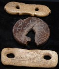 Scandinavie - Lot de 3 objets en os - 800 / 1000 ap. J.-C.
Lot de trois objets en os, ornés d'osselles, d'une scène et de frise. Traces de collages a...