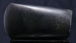 Précolombien - Néolithique - Hâche polie en pierre 
Fragment d'une importante hâche polie en pierre basaltique noire. 120 * 60 mm.