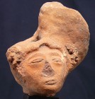 Précolombien - Teotihuacan - Mexique - Tête en terre cuite - 700 ap. J.-C.
Tête en terre cuite de couleur orangée portant une coiffe assimétrique. A ...