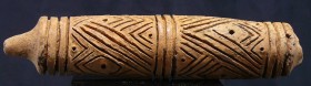 Précolombien - Equateur, Colombie - Sceau en terre cuite - 100 / 500 ap. J.-C.
Grand sceau en terre cuite en forme de rouleau, orné de motifs géométr...