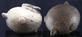 Précolombien - Vase zoomorphe en terre cuite - 500 / 1000 ap. J.-C.
Beau vase zoomorphe ou clepsydre en terre cuite de couleur gris clair représentan...