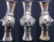 Précolombien - Pérou - Chimu - Kero en argent - 1100 -1400 ap. J.-C.
Rare et important kero (vase) anthropomorphe en argent représentant une tête d'h...