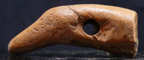 Alaska - Détroit de Béring - Civilisation Thulle - Tête d'oiseau en bois de renne - 1300 / 1700 ap. J.-C.
Tête d'oiseau stylisée taillée dans du bois...