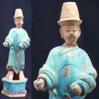 Chine - Palefrenier - Epoque Ming (1368-1644)
Très beau personnage masculin en terre cuite représentant un palefrenier, le bras tendu avec la main re...