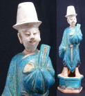 Chine - Personnage en terre cuite - Epoque Ming (1368-1644)
Très beau personnage en terre cuite, probablement un musicien, son instrument sur l'épaul...