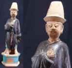 Chine - Porteur - Epoque Ming (1368-1644)
Très beau personnage masculin en terre cuite représentant un porteur, un bras tendu le long du corps et l'a...