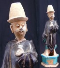 Chine - Porteur - Epoque Ming (1368-1644)
Très beau personnage masculin en terre cuite représentant un porteur, un bras tendu le long du corps et l'a...