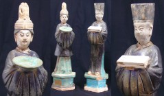 Chine - Dignitaires en terre cuite à glaçure - Epoque Ming (1368-1644)
Paire de serviteurs représentés debout sur une base hexagonale figurant un hom...