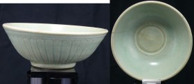 Chine - Longquan, Yuan - Coupe en porcelaine - 13ème / 14ème siècle 
Importante coupe en porcelaine à motif de lotus. Belle glaçure vert turquoise ém...