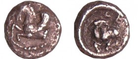 Cilicie - Kelenderis - Hémiobole (400-350 av. J.-C.)
A/ Protomé de cheval à gauche.
R/ KE Chèvre à gauche.
SUP
GC.5537
Ar ; 0.32 gr ; 6 mm