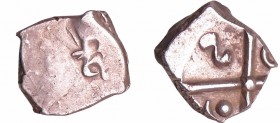 Tolosates - Drachme à la tête bouclée du Causé (121-52 av. J.-C.)
A/ Anépigraphe. Tête stylisée à gauche. 
R/ Anépigraphe. Croix bouletée au centre....