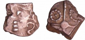 Pétrocores - Drachme au style flamboyant (152-52 av. J.-C.)
A/ Anépigraphe. Tête à gauche. 
R/ Anépigraphe. Croix bouletée au centre, formée de quat...