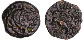 Sénons - Bronze YLLYCCI à l'oiseau (52 av. J.-C.)
A/ Tête à droite, les cheveux en grosses mèches stylisées en avant et bouletées aux extrémités. 
R...