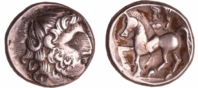 Celtes de l'est - Danube - Tétradrachme (1er siècle av. J.-C.)
A/ Tête laurée à...