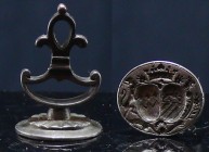 Sceau - 2 armoiries accostées sous une couronne
probablement en argent ; 7.20 gr ; 28 mm
