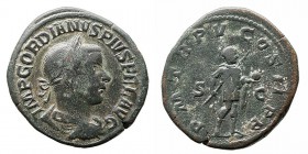 IMPERIO ROMANO
GORDIANO III
Sestercio. AE. R/P.M. TR. P. V COS. II P.P. S.C. Gordiano estante a la der., portando lanza y globo. 25,94 g. RIC.306B. ...