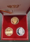 MEDALLAS
Expo '92 Sevilla. Set prestigio (3 medallas). Oro, plata y bronce dorado. Medalla oro: 31,1 g de oro fino y numerada en el canto. En estuche...