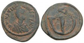 Byzantine 
Justinian I (527-565). Æ 5 Nummi. Constantinople. 3.6gr 20.9mm
Diademed, draped and cuirassed bust r. R/ Large Є; Δ to r. MIBE 103a; DOC 96...