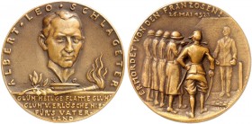 GOETZMEDAILLEN. 
Bronzegußmedaille 1923 (61,0 mm), auf die Hinrichtung von Albert Leo Schlageter durch die Franzosen. Büste v. vorne / Exekutionskomm...
