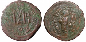 Eraclio con Eraclio Costantino (610-641). Costantinopoli. Follis AE gr. 12,07 *ribattuto su follis di Maurizio Tiberio. mMB