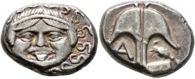 Griechische Münzen
Thrakia. Apollonia Pontika. 
Drachme ca. 450-400 v. Chr. Gorgonenkopf mit geöffnetem Mund und heraus­hängender Zunge von vorn / A...
