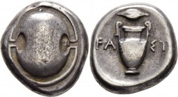 Griechische Münzen
Boiotia. Thebai. 
Stater 390-382 v. Chr. Boiotischer Schild / Amphore teilt griechische Legende FA-ET, darüber Gerstenkorn. SNG C...