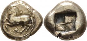 Griechische Münzen
Aiolis. Kyme. 
El-Stater um 495 v. Chr. Freies Pferd im Galopp nach links, darunter Efeublatt / Viergeteiltes Qua­dratum incusum ...