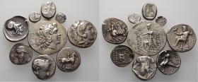 Lots antiker Münzen
9 Stücke: GRIECHEN. ATTIKA-Athen, Tetradrachme auf dickem, knappem Schrötling; EPEIROS- Ambrakia, Stater (leicht bearbeitet); KAL...