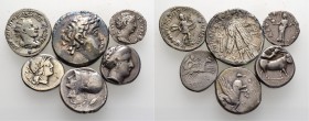 Lots antiker Münzen
6 Stücke: CAMPANIA-NEAPOLIS, Didrachme um 300 v.Chr. (Nymphenkopf nach rechts / Victoria bekränzt Stier, 7,45 g); KORINTHIA-KORIN...