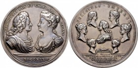 Ausländische Münzen und Medaillen
Großbritannien. George II. 1727-1760. 
Große Silbermedaille 1732 von J. Croker und J.S. Tanner. Sogen. Familienmed...