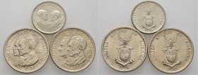 Ausländische Münzen und Medaillen
Philippinen. unter amerikanischer Herrschaft. 
Set von 3 Silbermünzen zu 1 Peso (zwei Varianten) und 50 Centavos 1...
