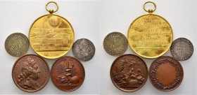 Lots ausländischer Münzen und Medaillen
5 Stücke: FRANKREICH. Jetonartige Messingmedaille 1654 auf die Weihe in Reims von Louis XIV. (28 mm); Bronzem...