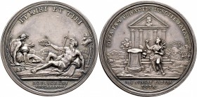Altdeutsche Münzen und Medaillen
Aachen, Stadt. . 
Silbermedaille 1748 unsigniert, auf den gleichen Anlass. Die Flussgötter von Rhein und Po einande...