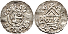 Altdeutsche Münzen und Medaillen
Augsburg, Bistum. Liutolf 986-996. 
Denar o.J. (989/995). +LITOLFVSEPS (die "S" seitenverkehrt). Kreuz, in den Wink...