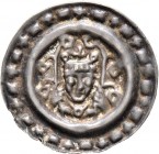 Altdeutsche Münzen und Medaillen
Lindau, Abtei unter königlicher Beteiligung. . 
Brakteat um 1240. Gekröntes Brustbild, das in jeder Hand einen drei...