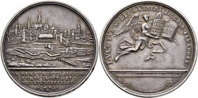 Altdeutsche Münzen und Medaillen
Schweinfurt, Stadt. . 
Silbermedaille 1717 von G.W. Vestner, auf die 200-Jahrfeier der Reformation. Stadtansicht vo...