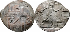 Thematische Medaillen
Güttler, Peter Götz (1939-). . 
Weißmetallmedaille 1995. Auf das 3. Mitteldeutsche Münzsammlertreffen in Leipzig vom 21. bis 2...