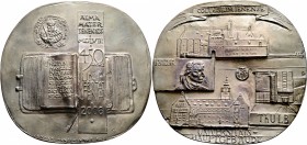 Thematische Medaillen
Güttler, Peter Götz (1939-). . 
Weißmetallmedaille 2008. Auf das 450-jährige Bestehen der Universität Jena. Aufgeschlagenes Bu...