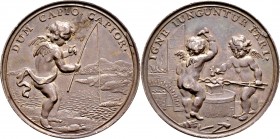 Thematische Medaillen
Liebe und Ehe. . 
Silbermedaille o.J. (um 1700) unsigniert. DUM CAPIO CAPIOR. Amor angelt einen Fisch im See / IGNE IUNGUNTUR ...