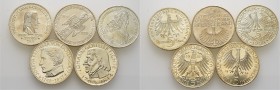 Deutsche Münzen und Medaillen ab 1871
Bundesrepublik Deutschland. . 
Lot (5 Stücke): 5 DM 1951-1964 "Die ersten Fünf". 1952 Germanisches Museum; 195...