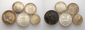 Deutsche Münzen und Medaillen ab 1871
Lots. . 
5 Stücke: Kaiserreich. 1 Mark 1909 G sowie PREUSSEN, 2x 2 Mark 1901 (200 Jahre Königreich) und SACHSE...