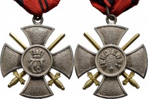 Deutsche Orden und Ehrenzeichen
WÜRTTEMBERG. 
Verdienstkreuz mit Schwertern 1915-1918. Silber-mattiert, die Schwerter vergoldet, am Originalband. Fe...
