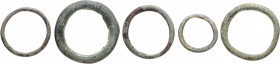 KELTEN, Bronze-Ringe der Kelten aus der Danubischen Region. 26-40mm; 4,5 bis 29g.
5 Stk., schöne Patina, ss