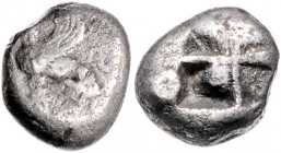 KLEINASIEN, IONIEN / Insel Chios, AR Didrachme (ca. 490 v.Chr). Sphinx l. sitzend. Rs.Viergeteiltes quadratum incusum. 7,29g.
s-ss
BMC 14.328.2ff.