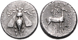 KLEINASIEN, IONIEN / Stadt Ephesos, AR Drachme (202-133 v.Chr.). Biene, E-PH. Rs.Hirschkuh r., dahinter Palme, i.F. APMINOH. 4,64g.
ss
Sear 4387; BM...