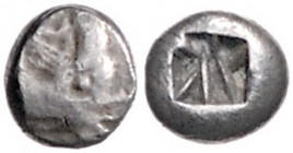 KLEINASIEN, IONIEN / Stadt Phokaia, AR Obol (um 530-510 v.Chr.) Greifenprotome l. Rs.Mehrfach geteiltes quadratum incusum. 0,56g.
ss
BMC 85