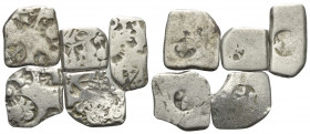 INDIEN, MAURYA-REICH, Münzstätte Pataliputra, 321-187 v.Chr., AR Karshapana o.J. mit verschiedenen Symbolen zu 2,5-3,5g.
5 Stk., s
Mitch.4153ff.